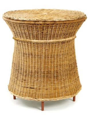 Caribe Natural Beistelltisch Outdoor von ames: Geflochtener Rattantisch mit Deckel und braunen Beinen.